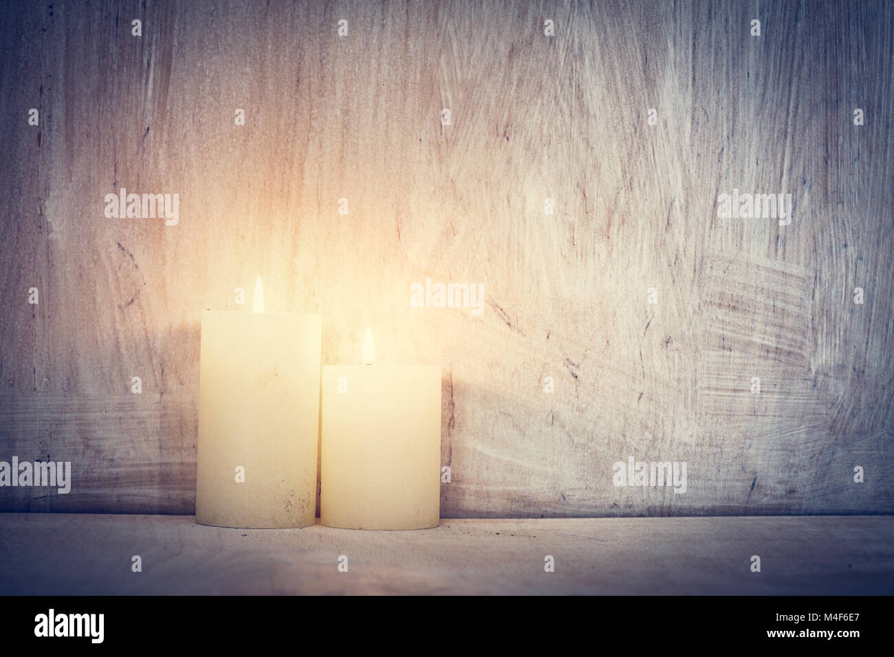 Chistmas candela incandescente su rustiche pareti in legno sfondo. Foto Stock