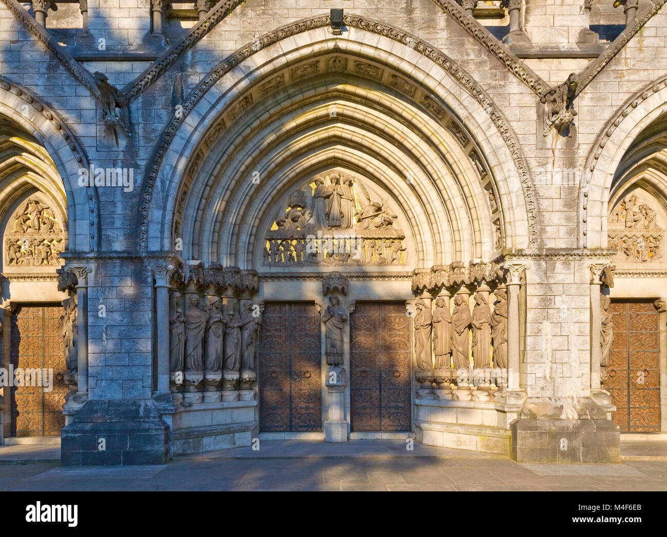 La porta occidentale con le cinque vergini sagge, (sinistra) e le cinque vergini stolte (destra) sculture, Saint Fin Barre la cattedrale e la città di Cork, Irlanda. Foto Stock