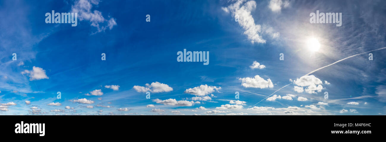 Blu cielo soleggiato con soffici nuvole. Grandioso panorama Foto Stock
