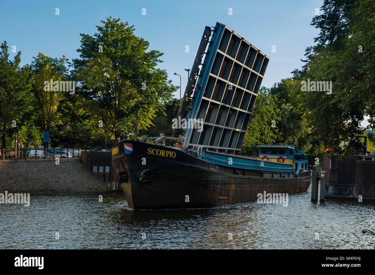 Il Latjesbrug viene sollevata per consentire l'Scorpione barge in Nieuwe Herengracht, Amsterdam Foto Stock