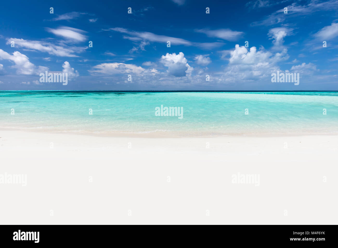 Spiaggia tropicale con sabbia bianca e chiaro oceano turchese. Maldive Foto Stock