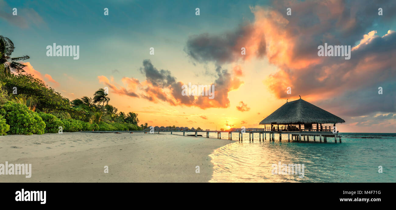Panorama della piccola isola resort nelle Maldive, Oceano Indiano Foto Stock