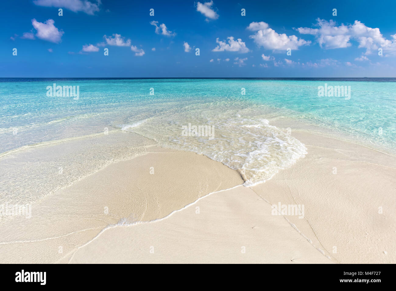 Spiaggia tropicale con sabbia bianca e chiaro oceano turchese. Maldive Foto Stock