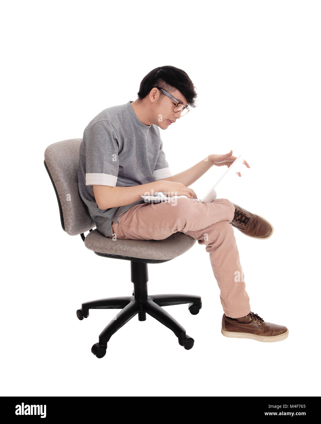 Uomo asiatico a lavorare al suo computer portatile. Foto Stock