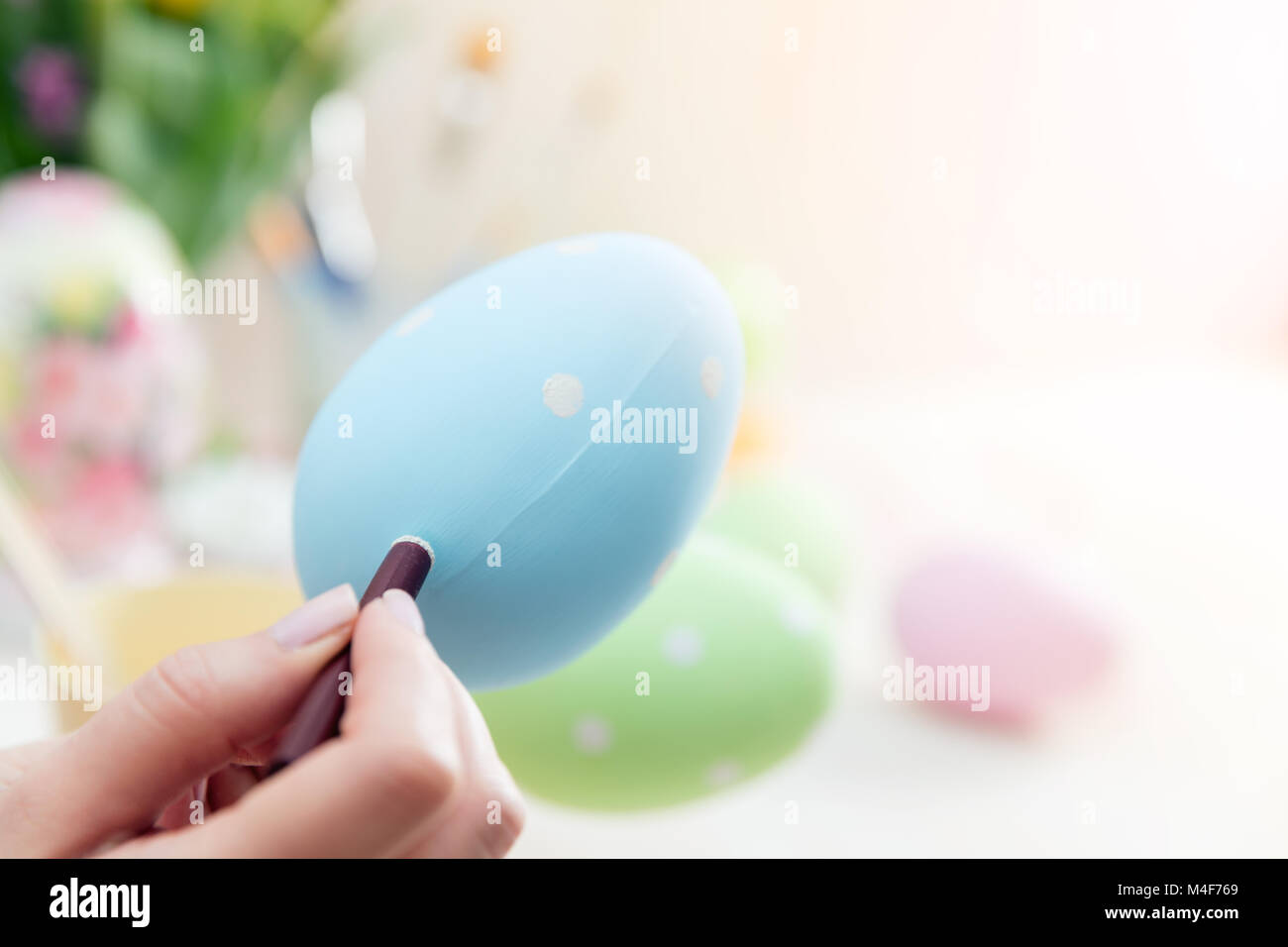 Uovo di Pasqua pittura artistica. Foto Stock