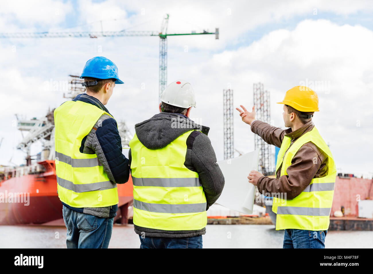 Ingegnere Senior costruttori sul sito di costruzione. Ship Building industry. Foto Stock