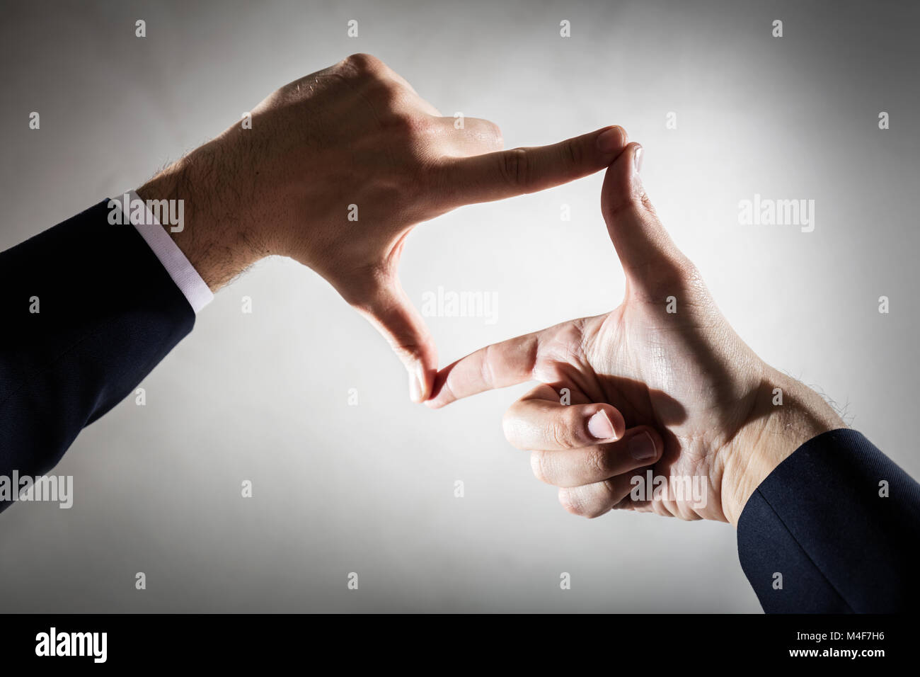 Imprenditore incorniciare le sue mani vuote sulla parete di cemento Foto Stock