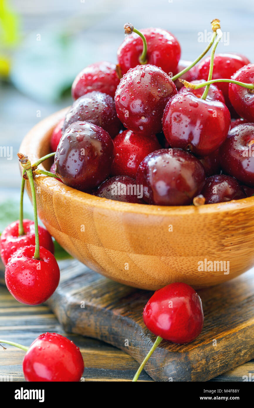 Ciliegie mature con gocce di acqua. Foto Stock