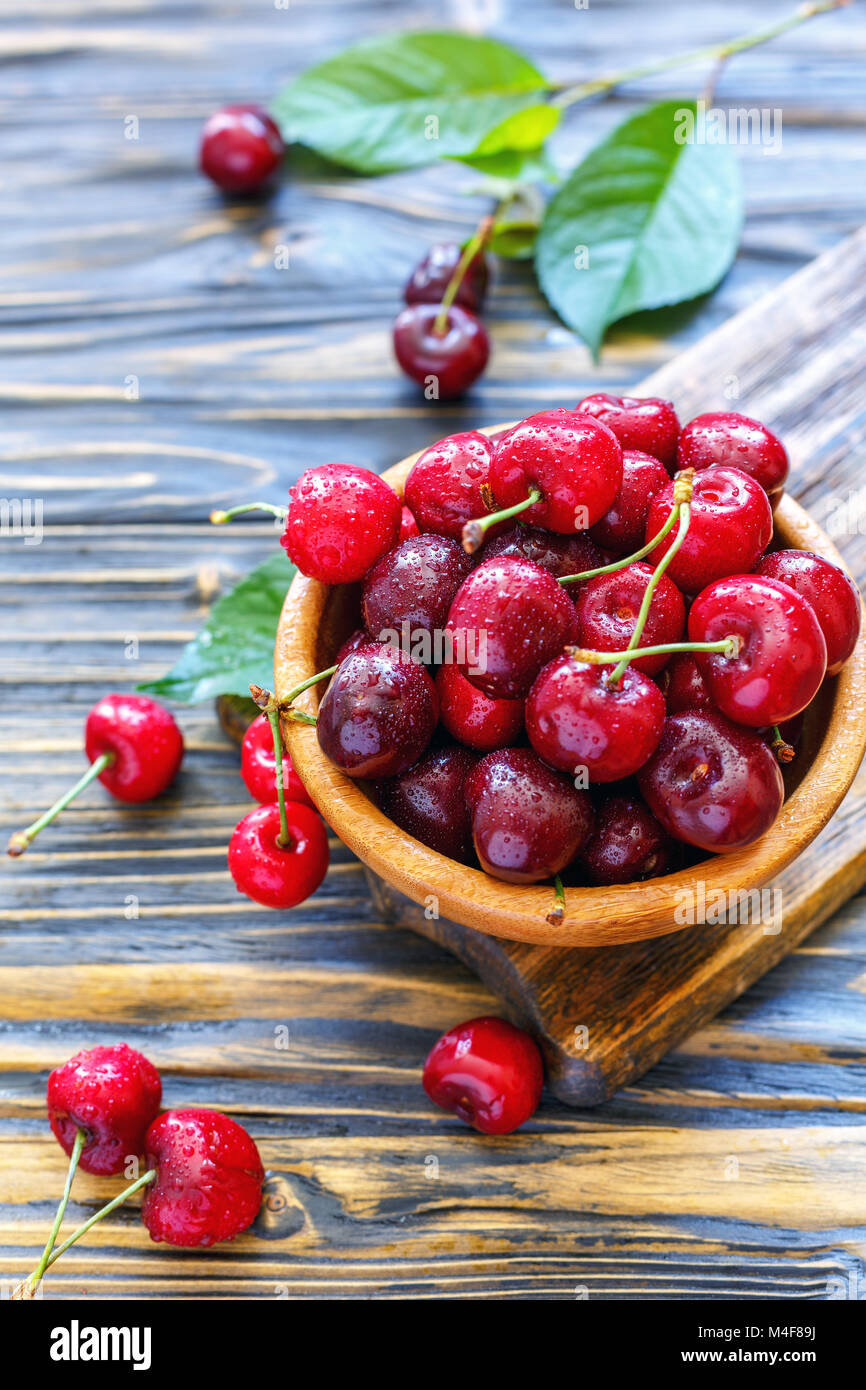 Rosso di ciliege dolci in una ciotola di legno. Foto Stock