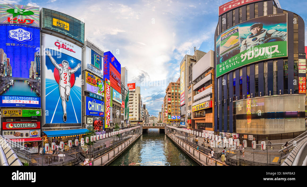 OSAKA, Giappone - 16 agosto 2015: il canale Dotonbori nel quartiere Namba. Il canale risale agli inizi del seicento ed è una rinomata vita notturna destinatio Foto Stock