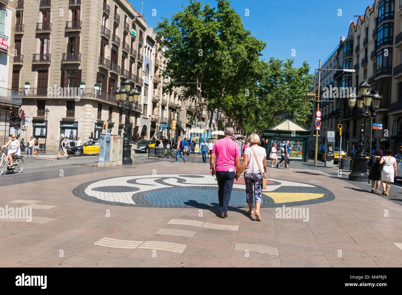 Joan Miro il Pla de l'os mosaico nella Rambla di Barcellona, Spagna. Migliaia di persone a piedi ogni giorno sul mosaico, progettato dal famoso artista Joan Miro Foto Stock