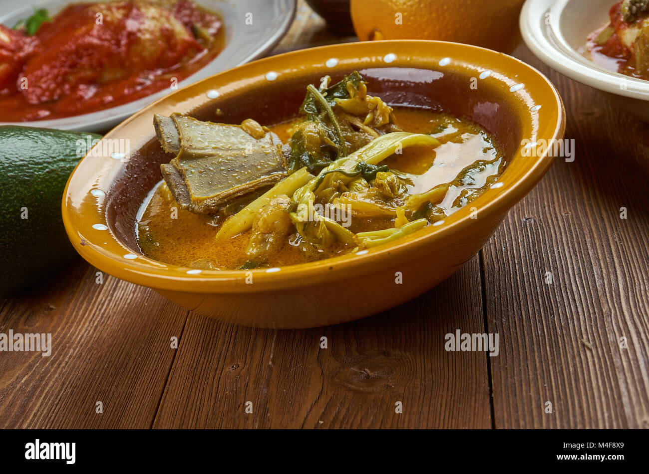 Cucina nigeriana - Ora la zuppa, nigeriano zuppa Bitterleaf tradizionali piatti assortiti, vista dall'alto. Foto Stock