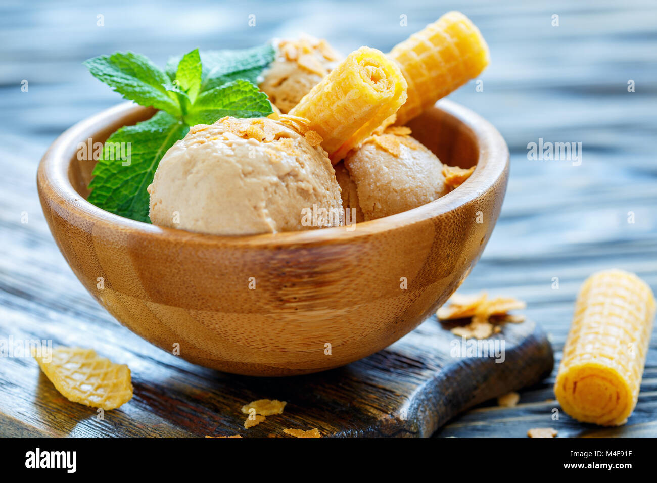 Caramello palline di gelato e menta. Foto Stock