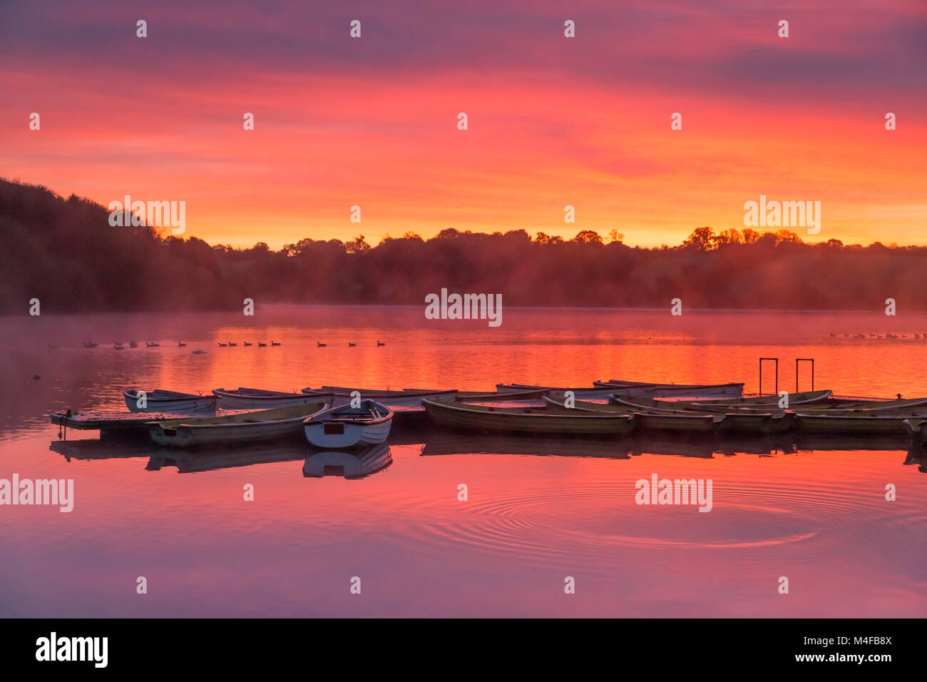 L'alba di un nuovo giorno al di sopra del serbatoio. Foto Stock