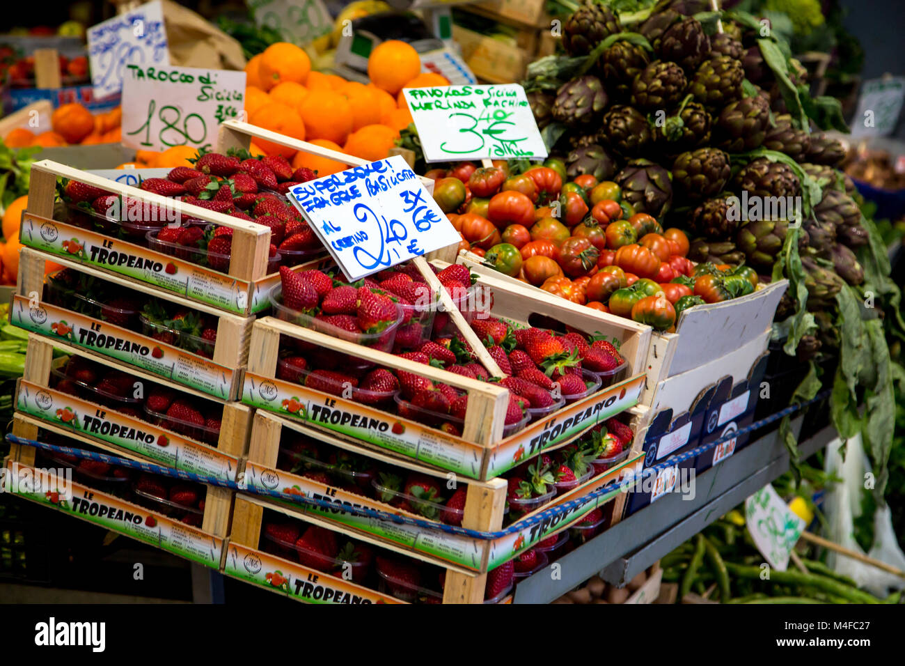 Frutta e verdura in Mercato Albinelli di Modena Italia Foto stock - Alamy