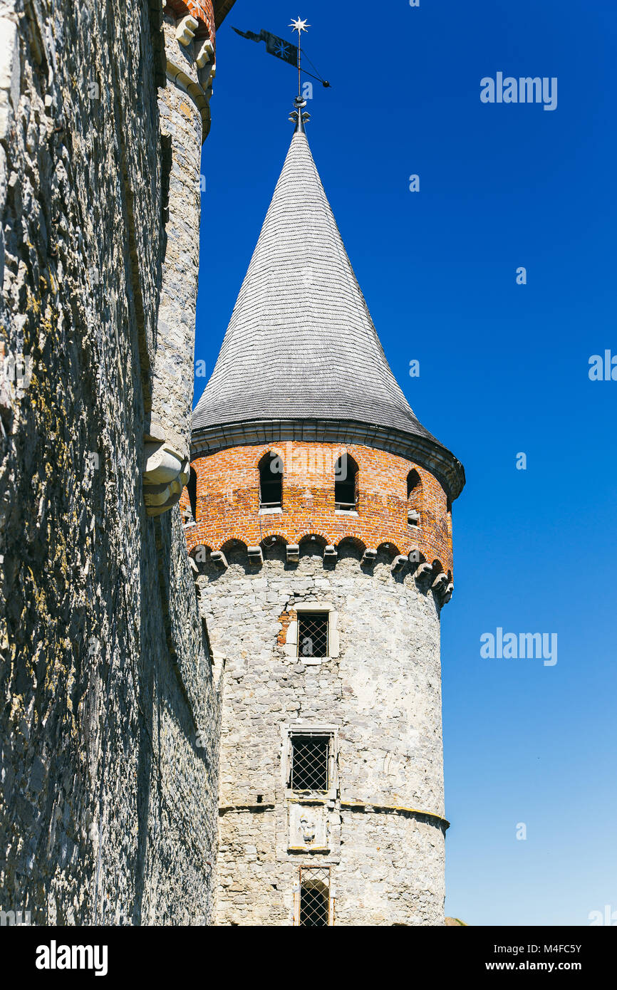 Bel castello su una collina. Kamenetz-Podolsk, uno dei monumenti storici dell'Ucraina. Foto Stock