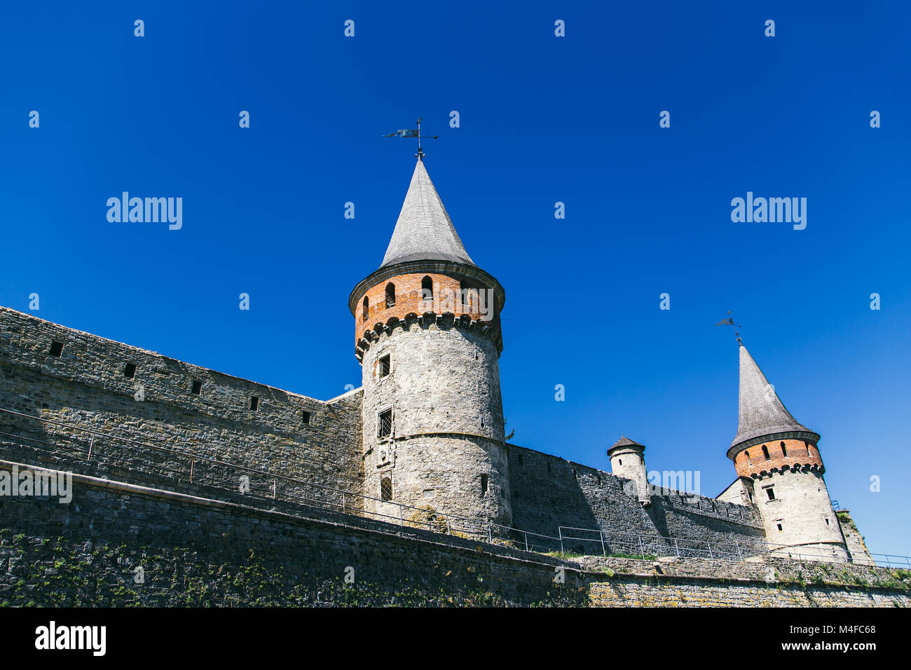 Bel castello su una collina. Kamenetz-Podolsk, uno dei monumenti storici dell'Ucraina. Foto Stock