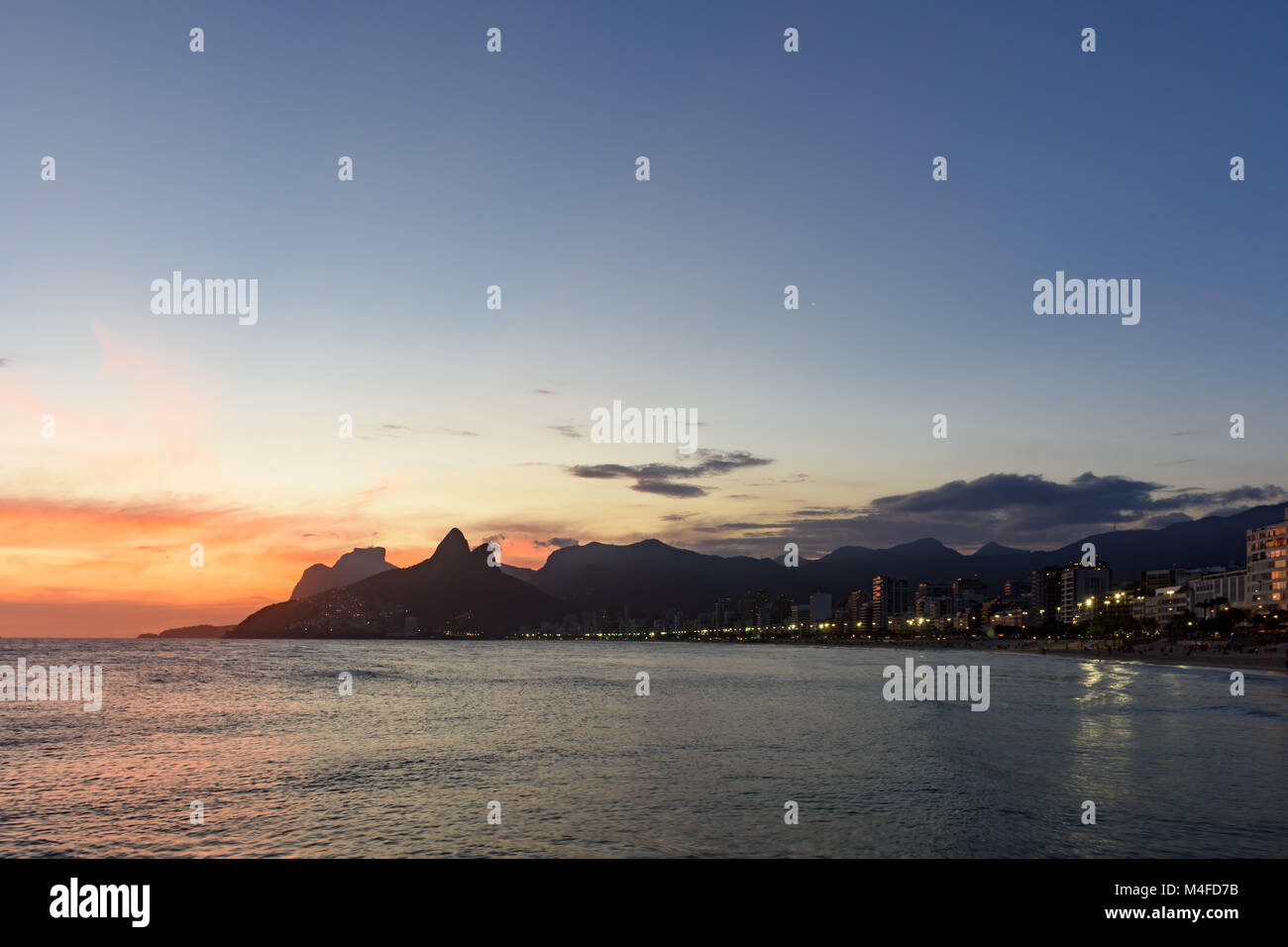 Crepuscolo presso Arpoador spiaggia di Ipanema a Rio de Janeiro Foto Stock