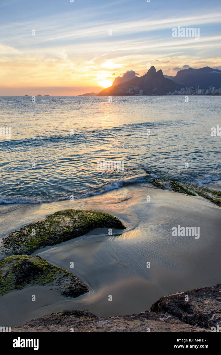 Crepuscolo presso Arpoador spiaggia di Ipanema a Rio de Janeiro Foto Stock