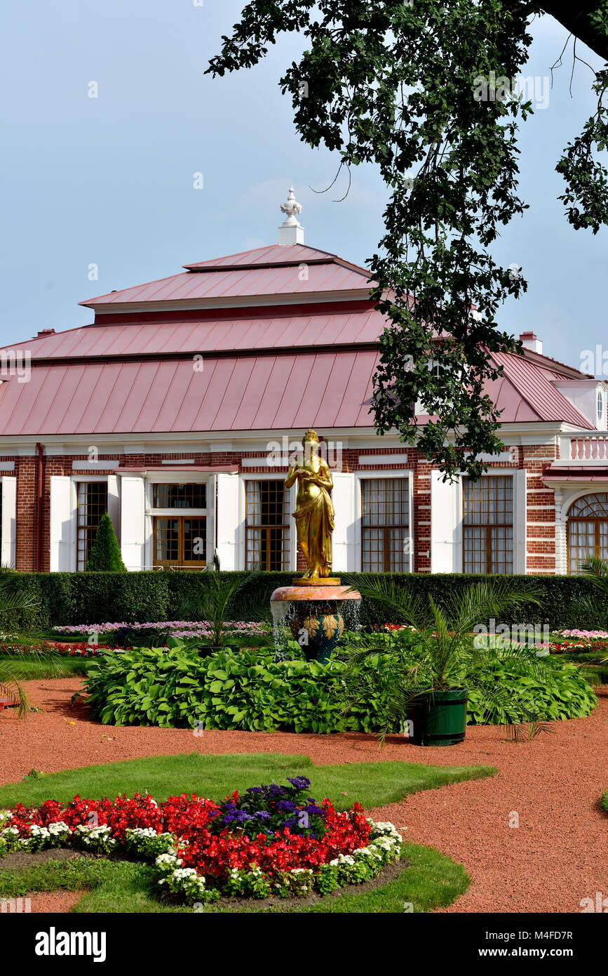 Il Palazzo di Monplaisir nel giardino inferiore, Peterhof Foto Stock