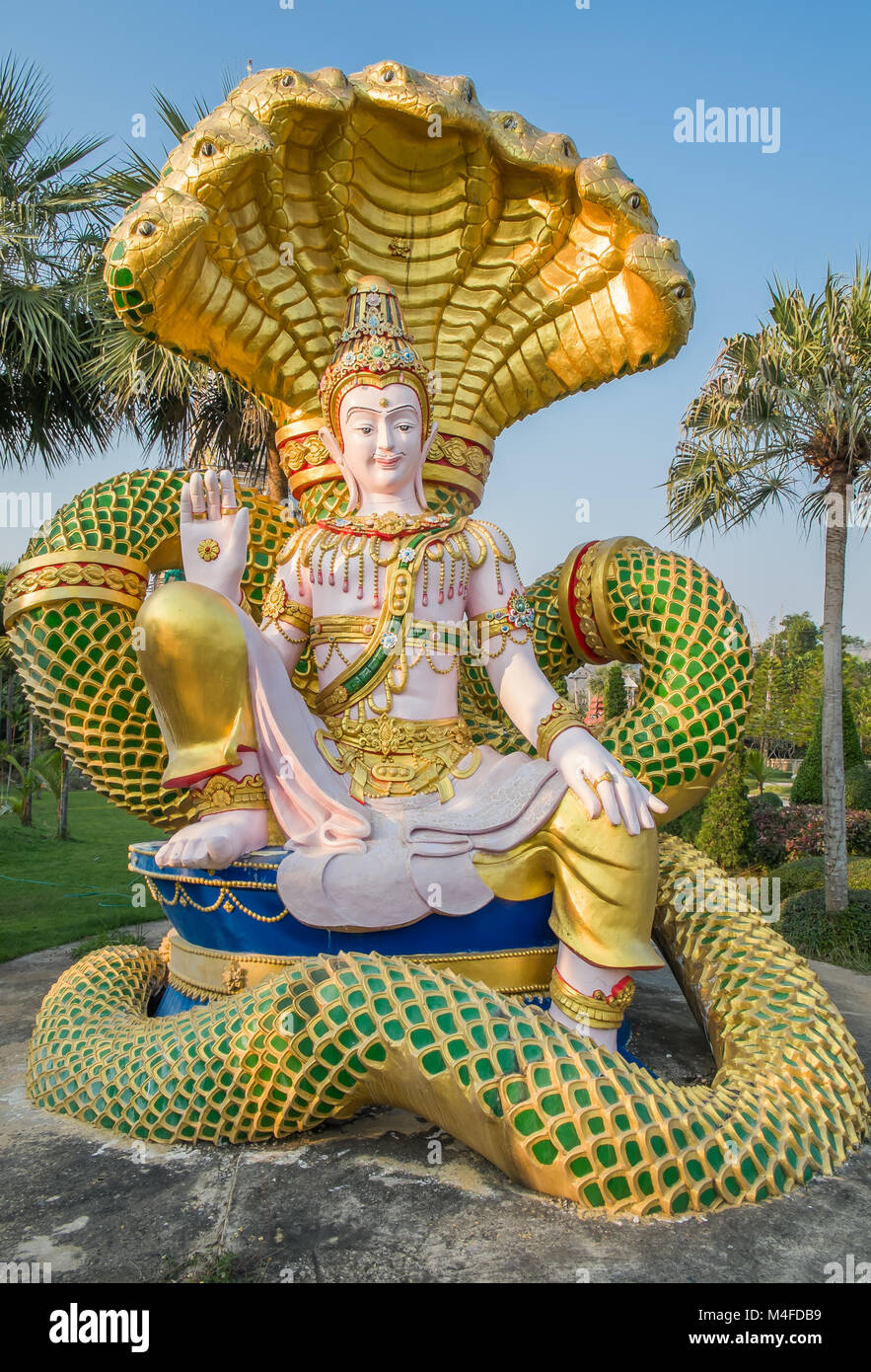 Buddha seduto con teste di serpente Foto Stock