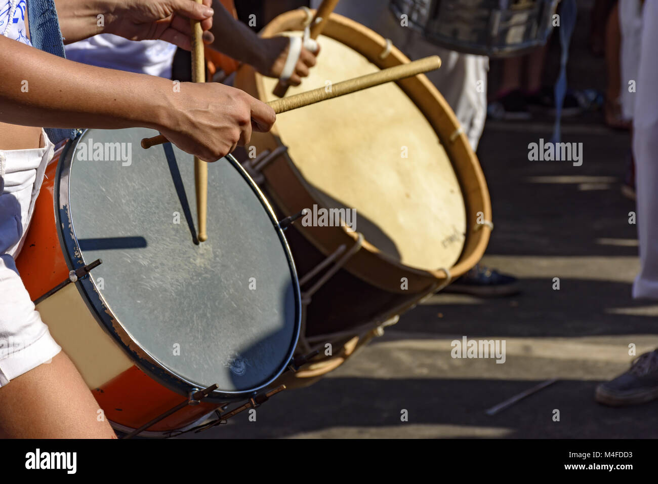 Tamburi essendo giocato durante le prestazioni di samba Foto Stock