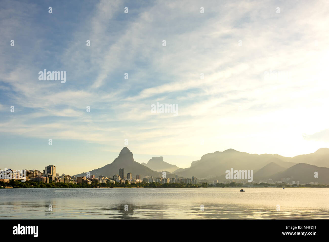 Rodrigo de Freitas lagoon e colline di Rio de Janeiro Foto Stock
