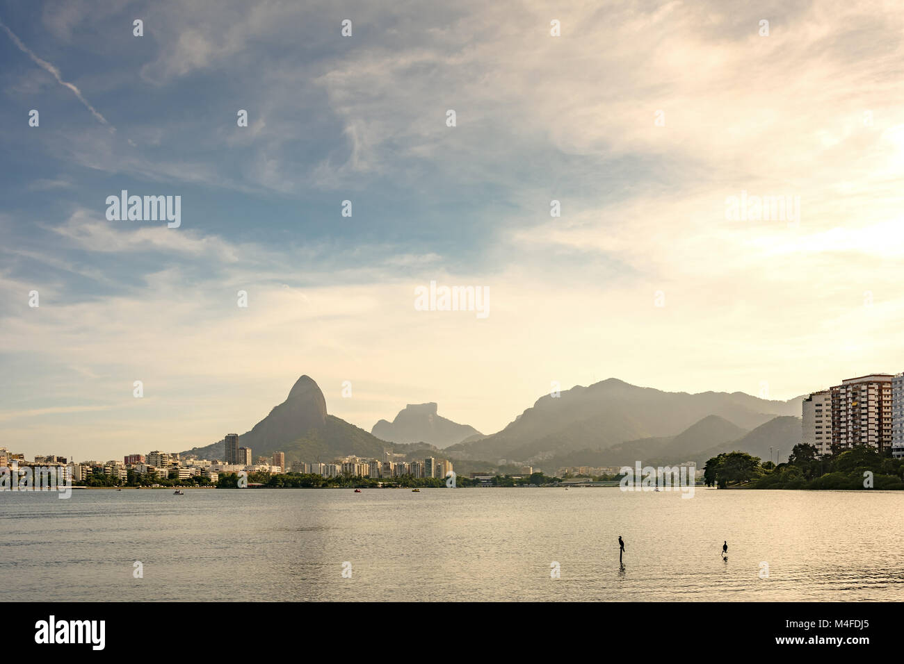 Rodrigo de Freitas lagoon e colline di Rio de Janeiro Foto Stock