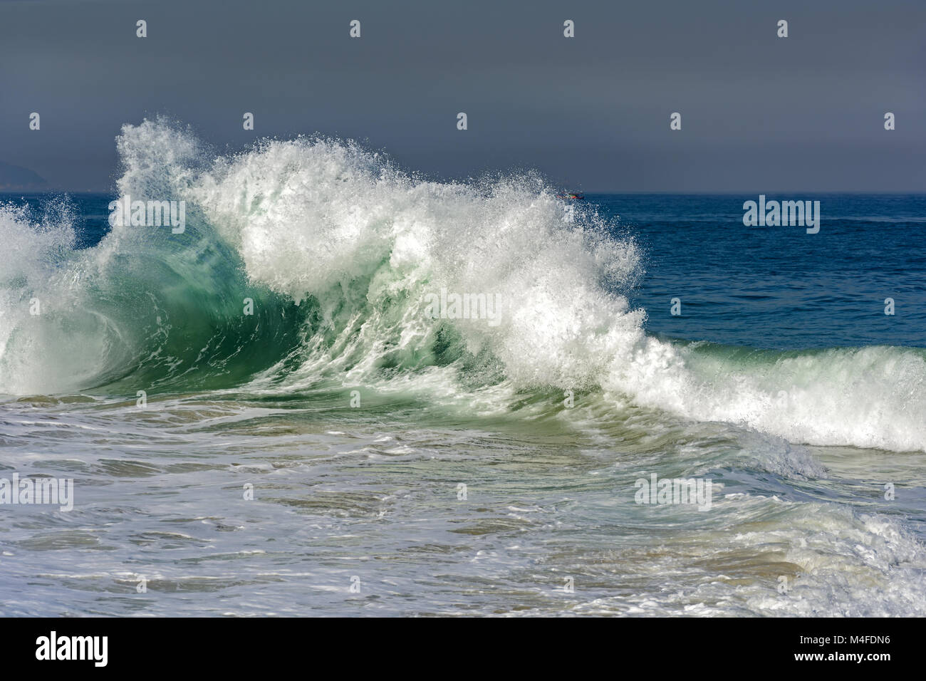 Onde che si infrangono sulla spiaggia Foto Stock