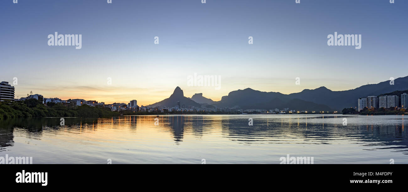 Crepuscolo skyline di Rio de Janeiro Foto Stock