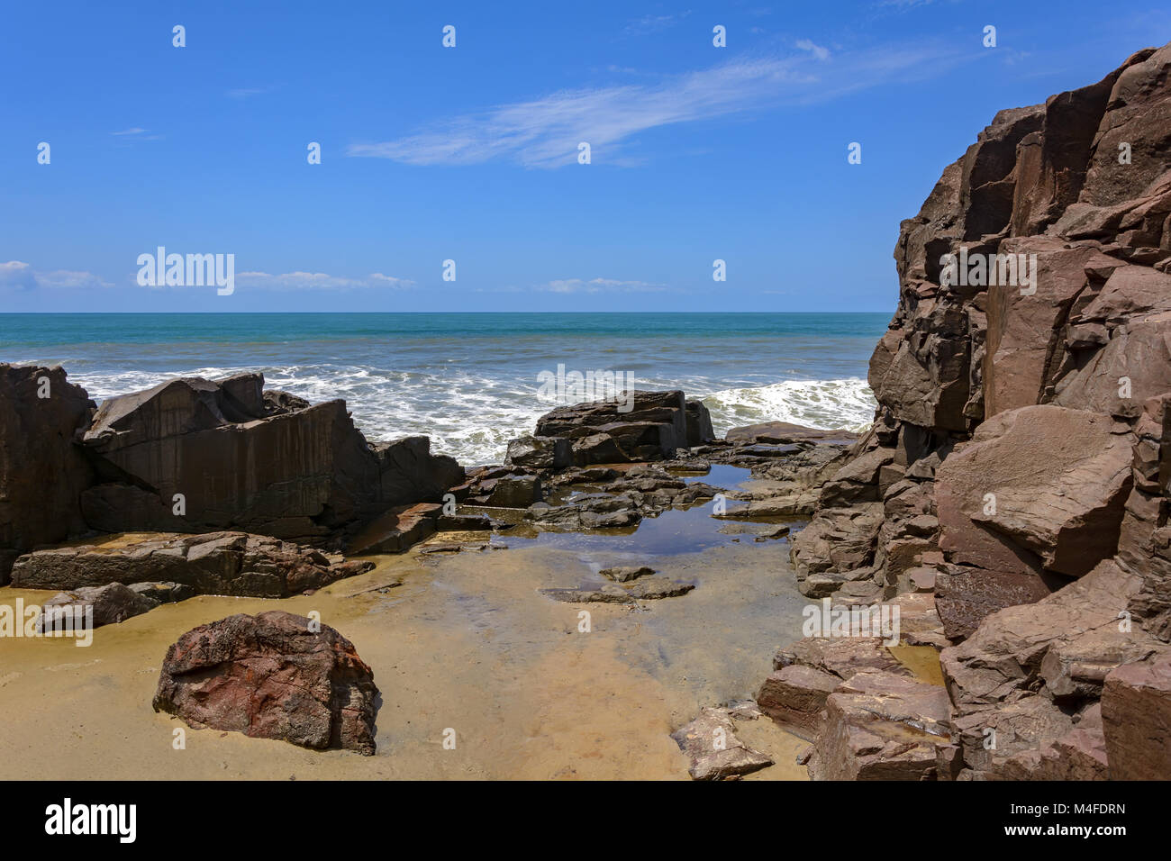 Rocce, mare e horizon Foto Stock