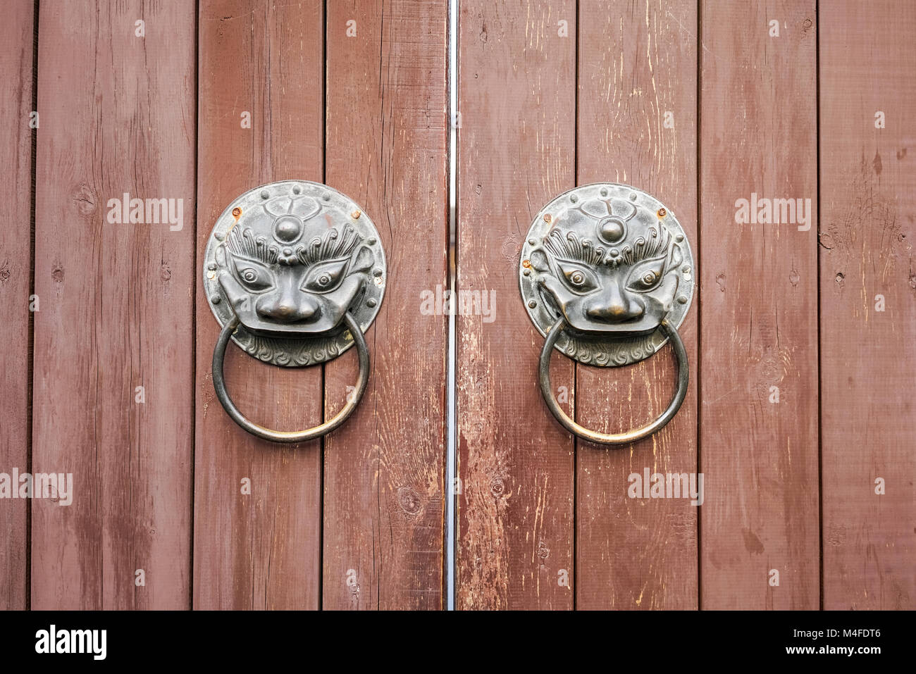 Tradizionale porta in legno closeup Foto Stock