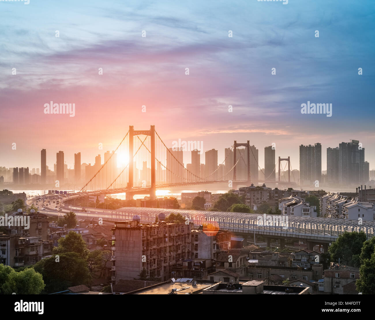 Ponte di sospensione al crepuscolo Foto Stock