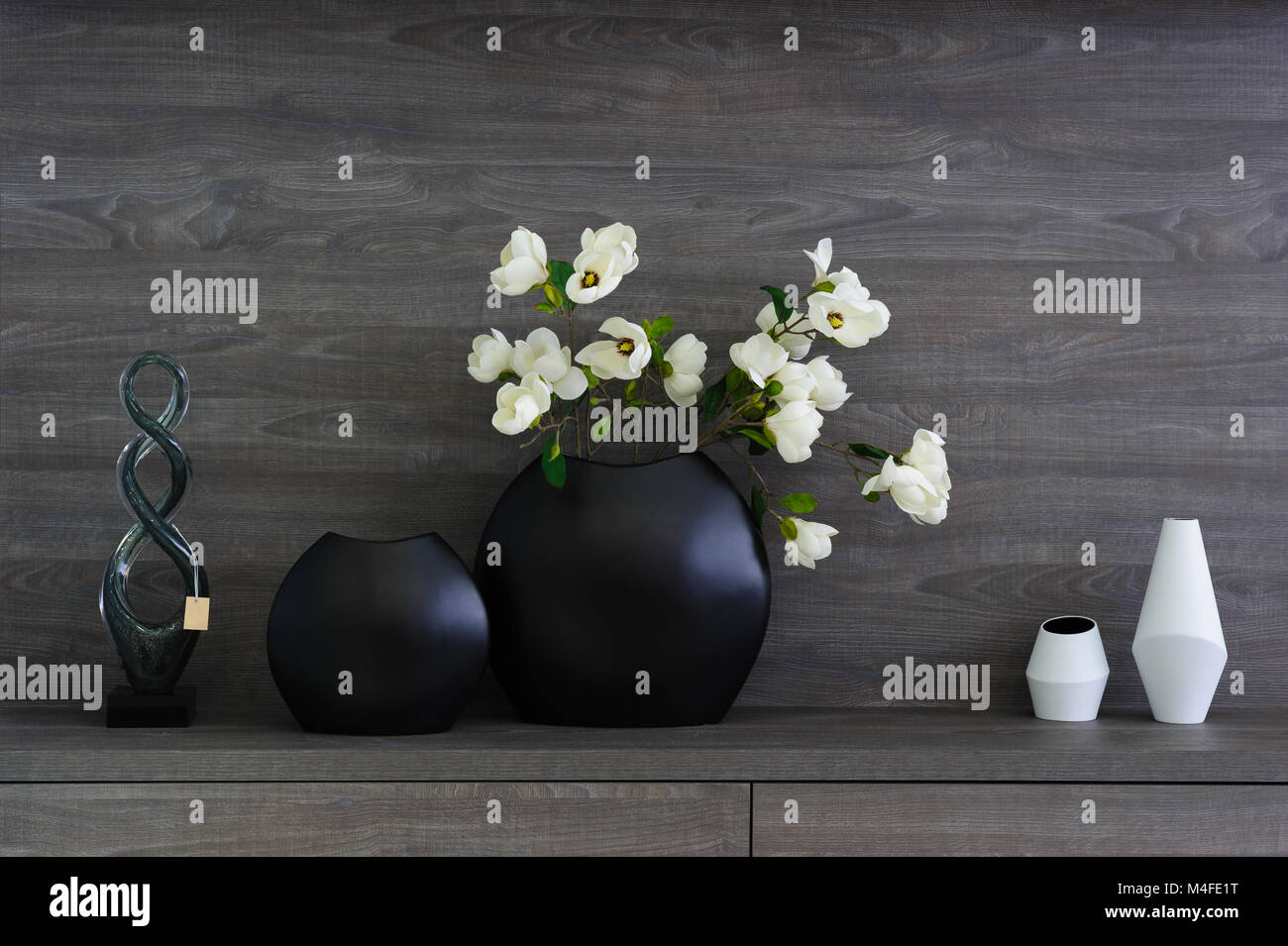 Vasi decorativi e fiori in legno scuro ripiano Foto Stock