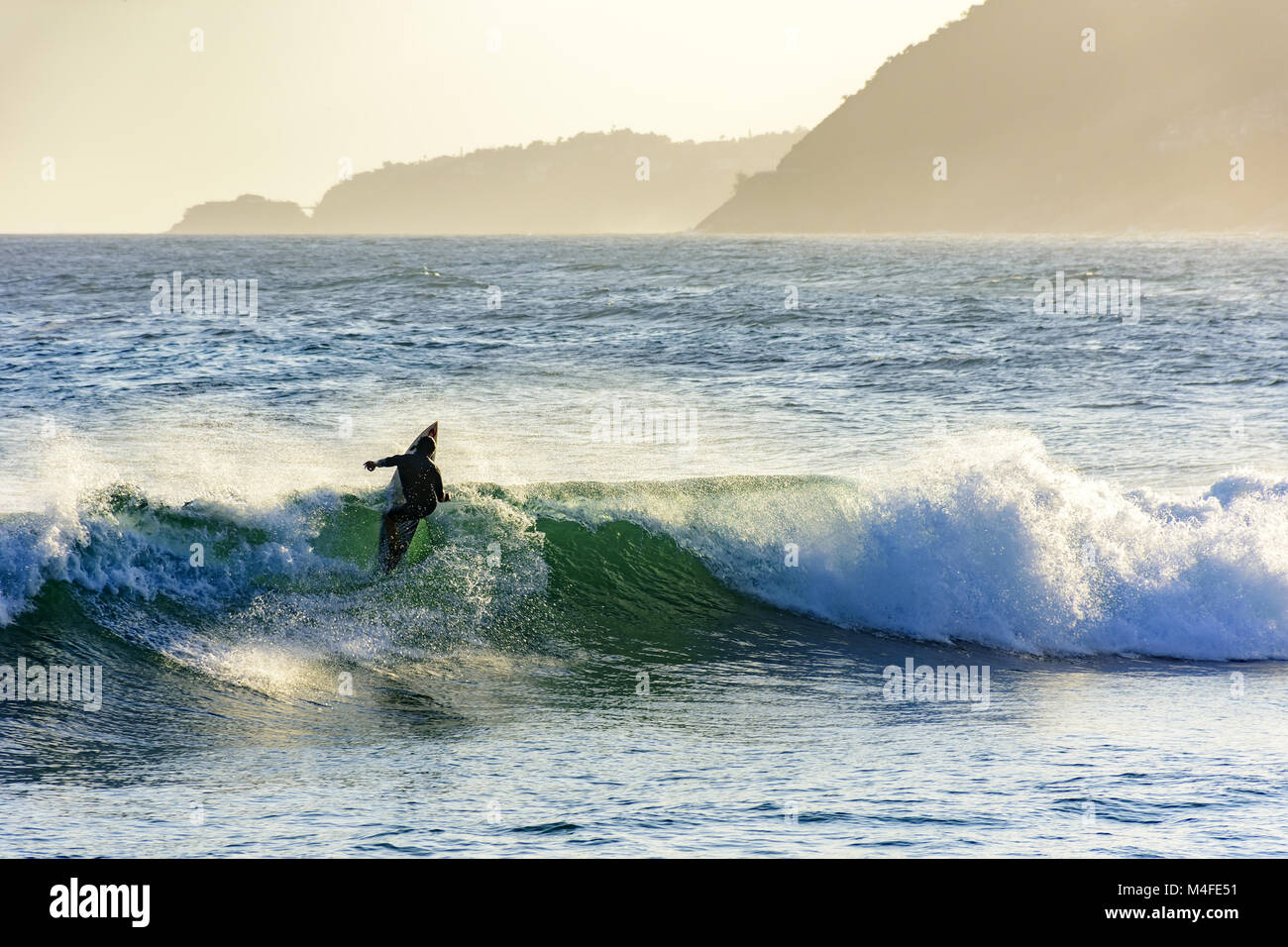 Navigare al tramonto in Arpoador spiaggia di Ipanema a Rio de Janeiro Foto Stock