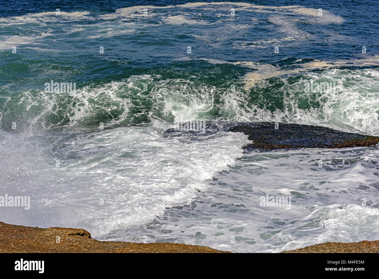 Acqua di mare su pietre Foto Stock