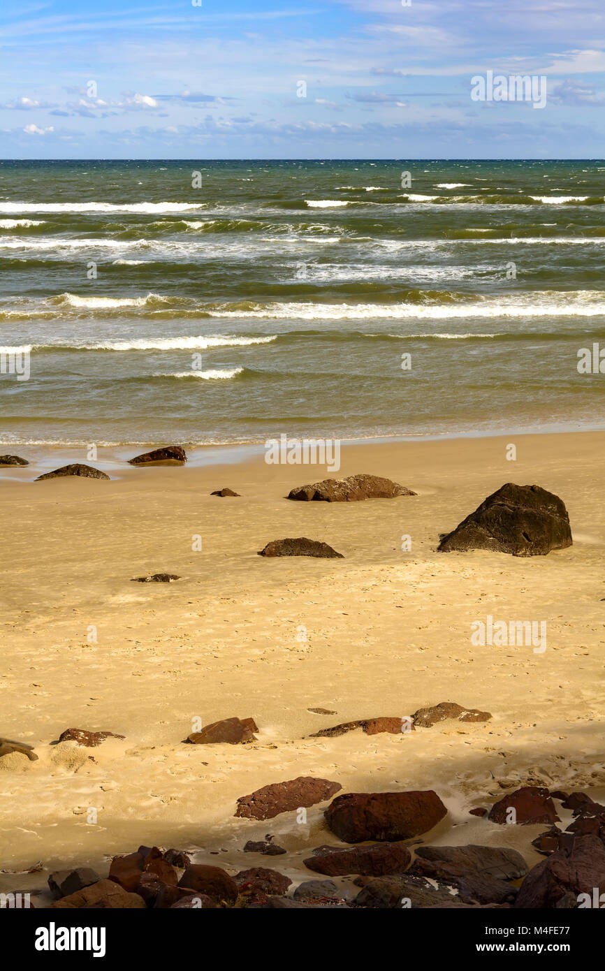 Cal spiaggia mare, sabbia e pietre Foto Stock