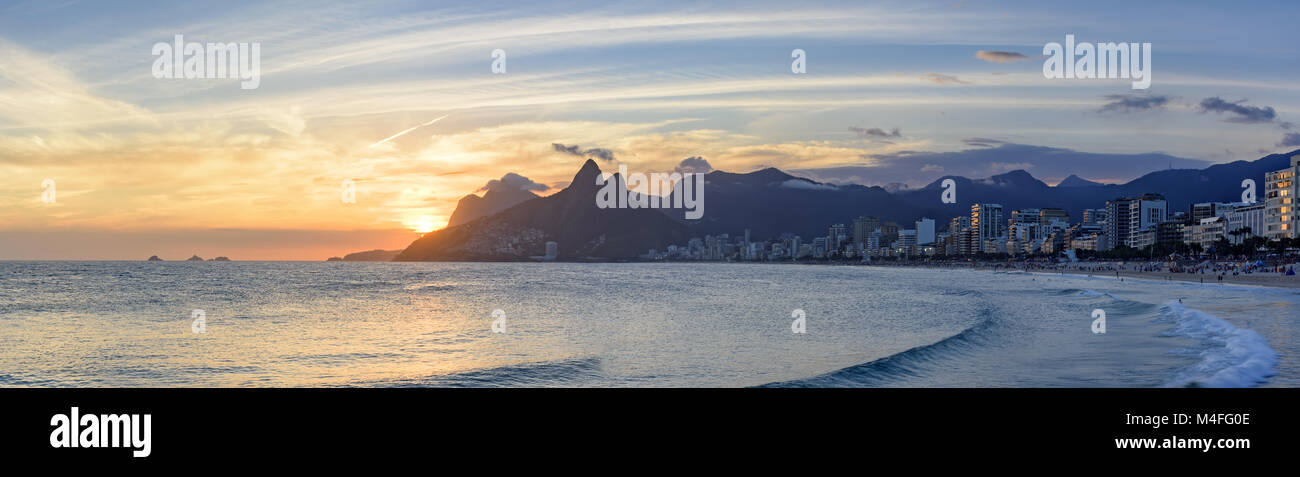 Tramonto panoramico presso la spiaggia di Ipanema, Rio de Janeiro Foto Stock