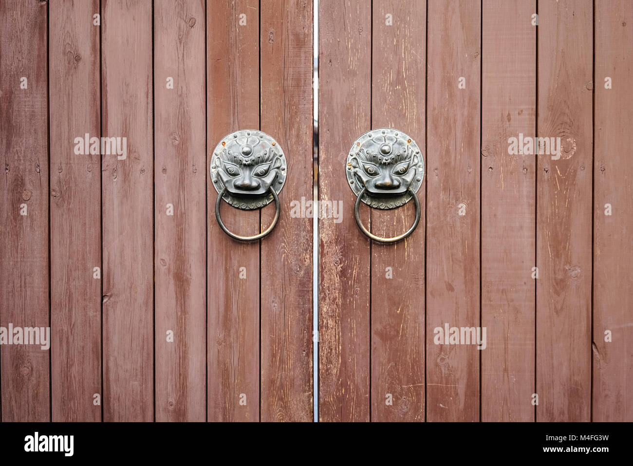 Tradizionale porta in legno Foto Stock