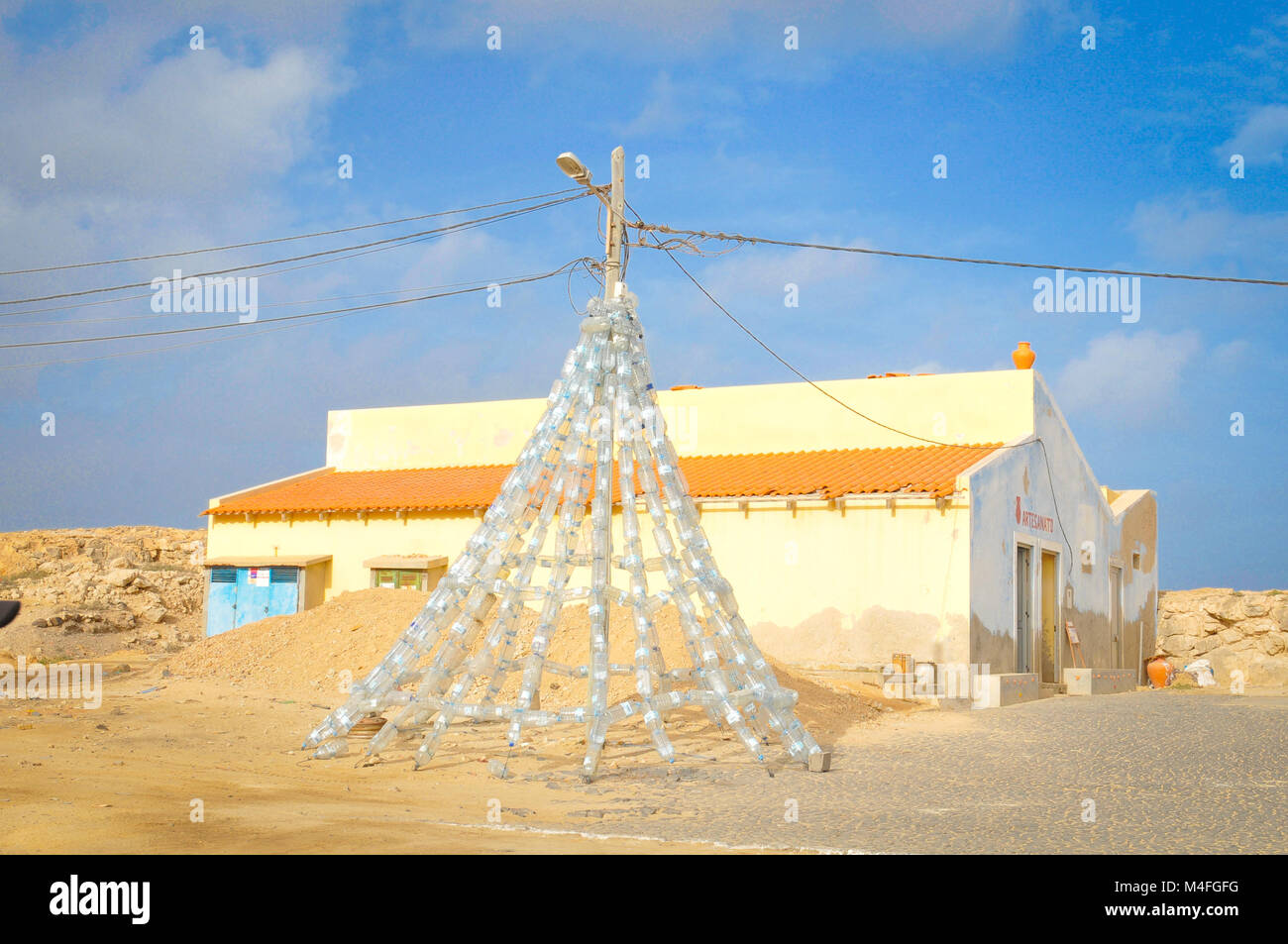 Il Boa Vista, Capo Verde - Dicembre 20, 2017: la vista di un albero di Natale creato da bottiglie di plastica riciclate in Rabil sull'isola di Boa Vista, capo ve Foto Stock