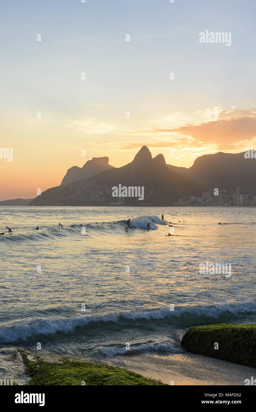 Navigare al tramonto a Rio de Janeiro Foto Stock