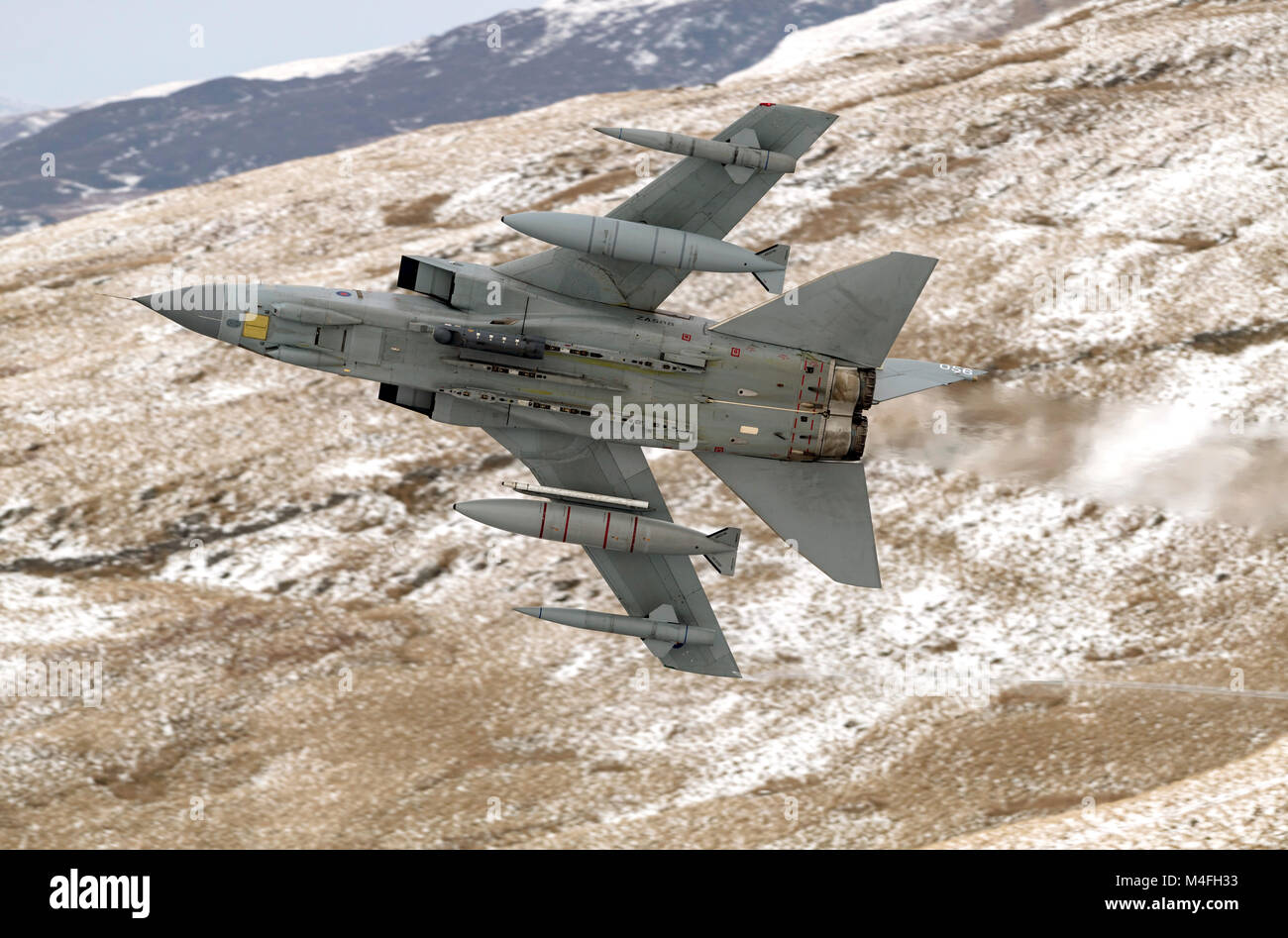 RAF Tornado GR4 su un basso livello di formazione di volo volo Foto Stock