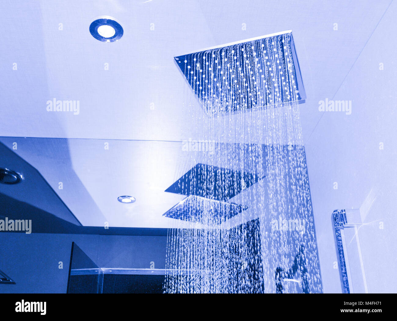 Dettaglio della moderna doccia a soffitto Foto Stock