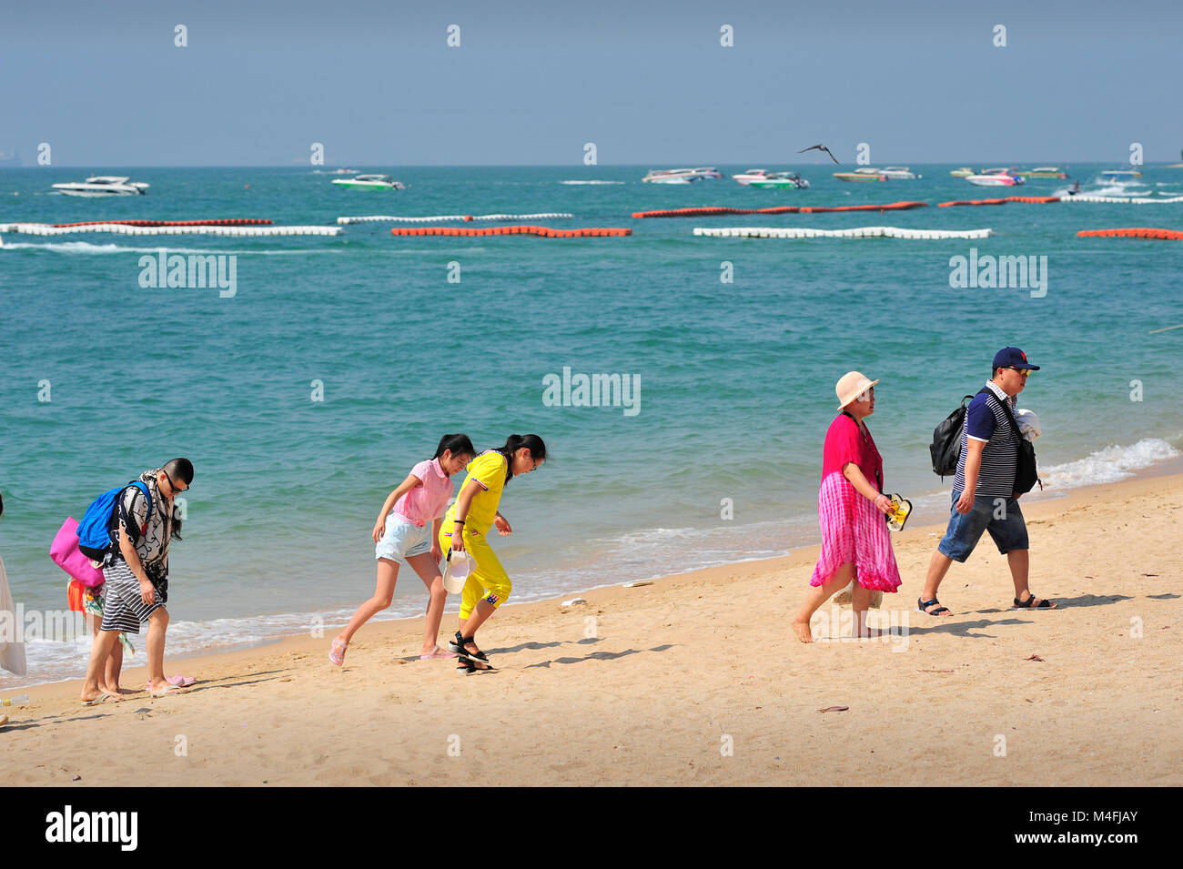 I turisti cinesi che arrivano a riva dal viaggio in barca, Pattaya Thailandia Foto Stock
