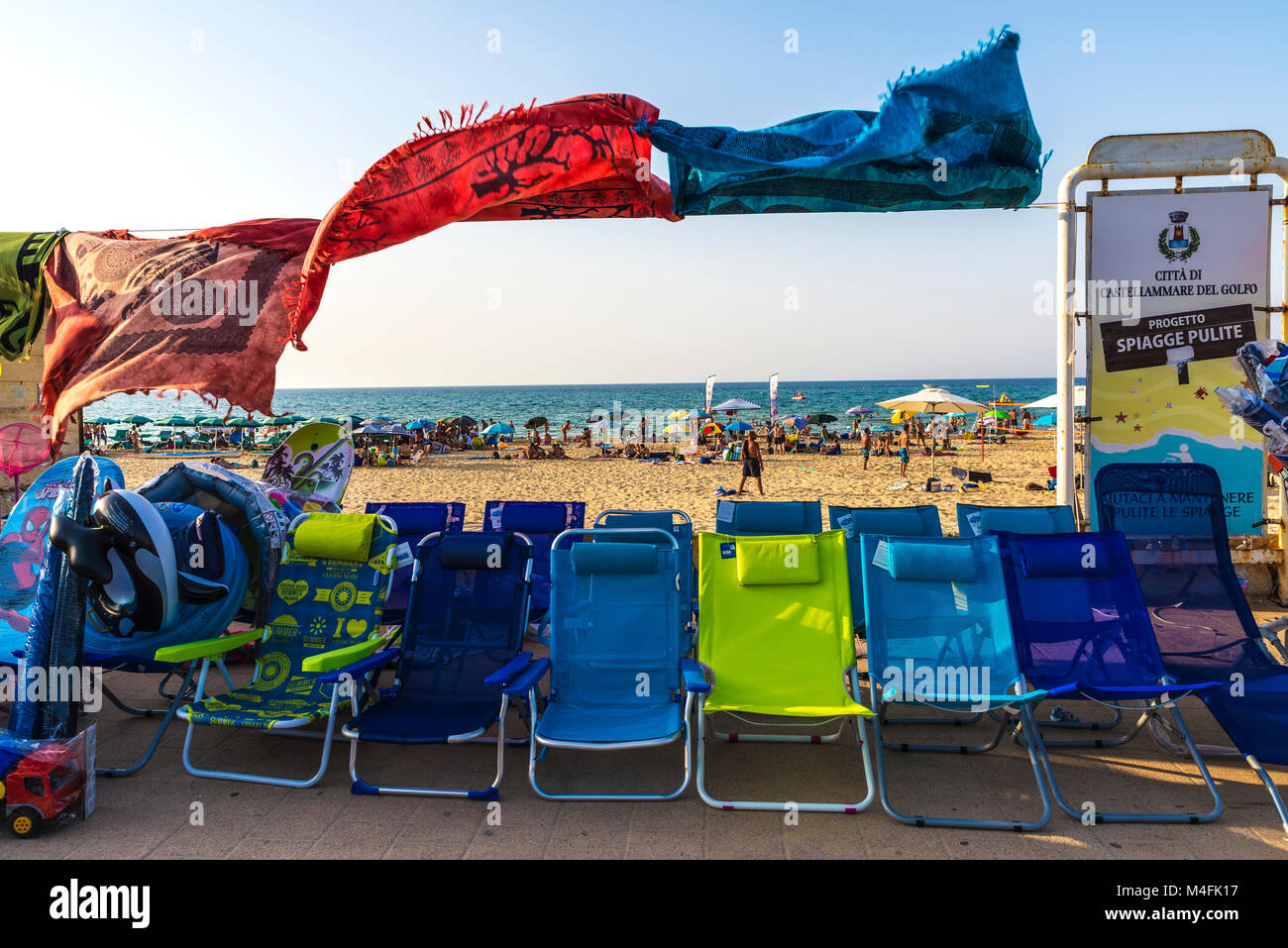 Castellammare del Golfo, Italia - 6 Agosto 2017: gli oggetti di tutti i tipi in un negozio di souvenir evidenziando amache in un mercato delle pulci su una spiaggia di Castella Foto Stock