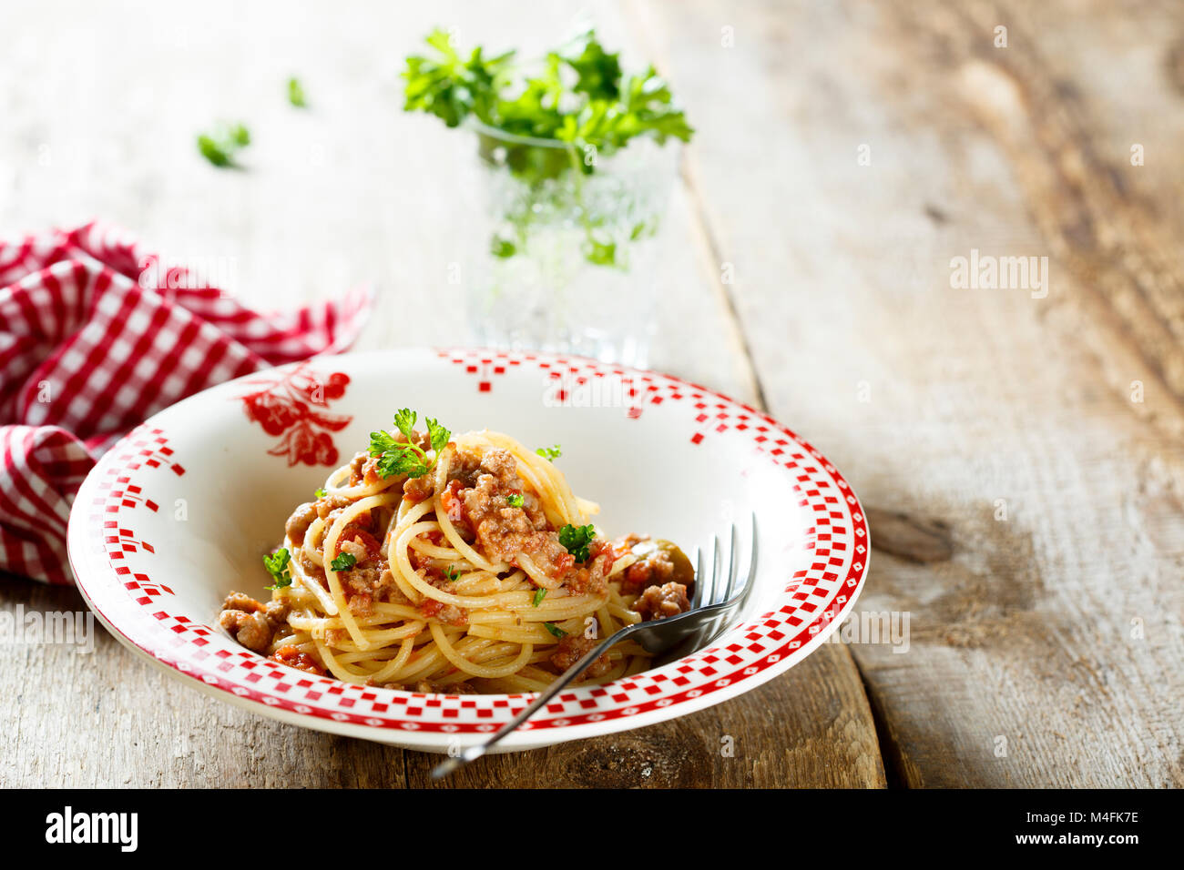 Italian spaghetti con carne macinata, verdure e prezzemolo fresco Foto Stock
