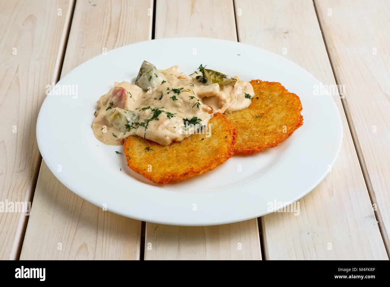 Frittelle di patate con farina e salsa di cetriolo sottaceto e salsiccia Foto Stock