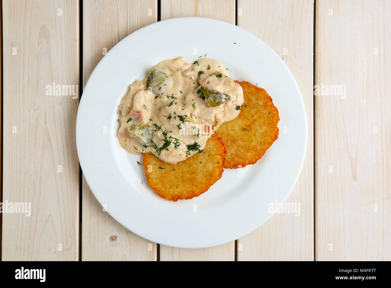 Frittelle di patate con farina e salsa di cetriolo sottaceto e salsiccia Foto Stock