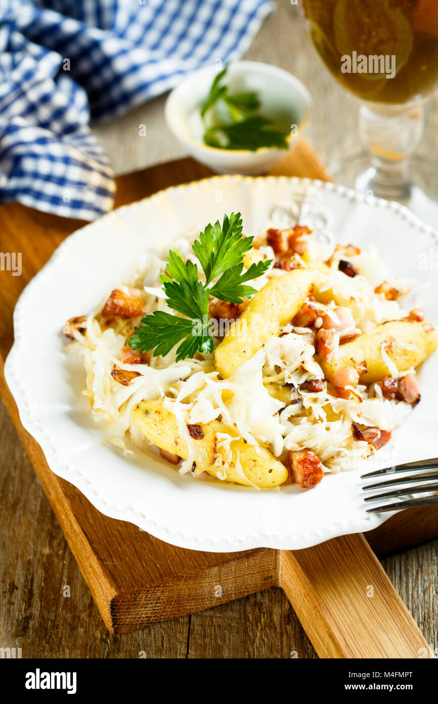 Crauti fatti in casa, pancetta e gli gnocchi di patate stufato di carne Foto Stock
