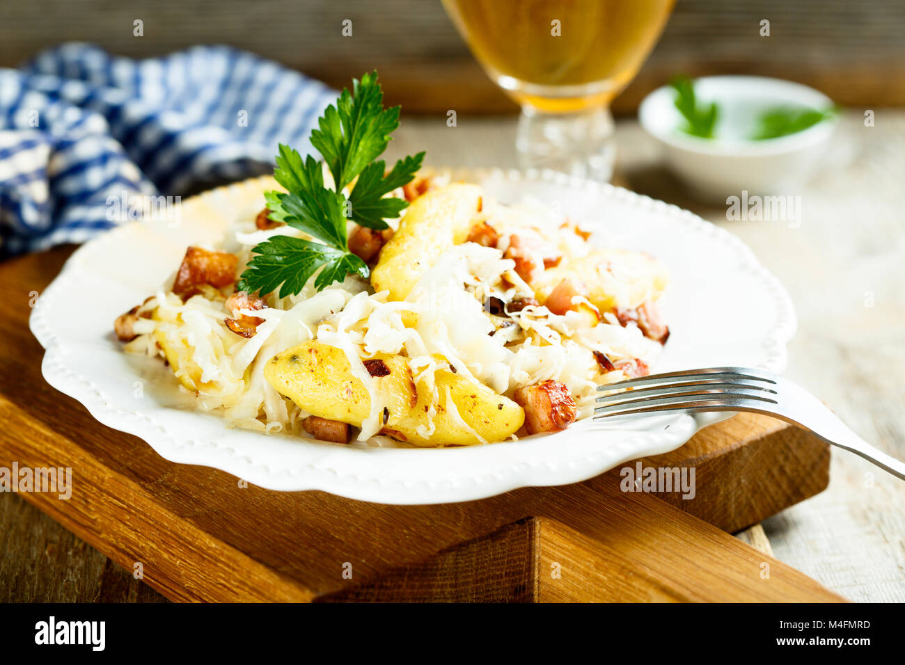Crauti fatti in casa, pancetta e gli gnocchi di patate stufato di carne Foto Stock